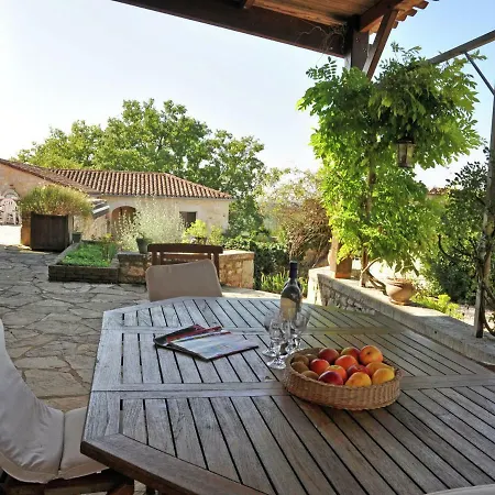 فيلة Spacious In France With Pool Floressas